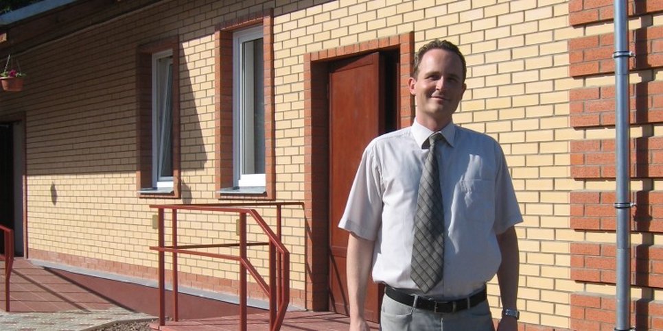 Photo: Dennis Christensen outside the building of Jehovah's Witnesses in Orel, 2009

