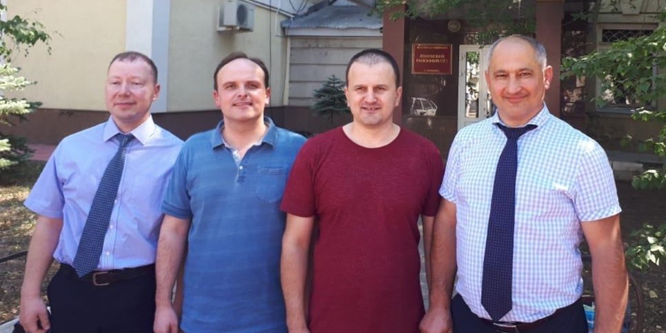 Foto: V. Kochnev y A. Suvorov con abogados en Oremburgo (3 de agosto de 2018)
