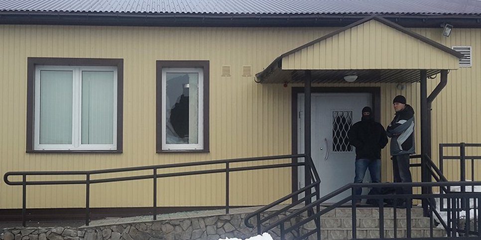 写真:2016年11月、ペトロパブロフスク・カムチャツキーのエホバの証人の建物を襲撃した後の法執行官
