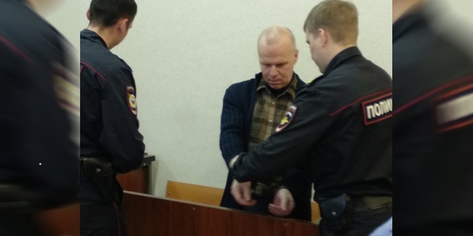 Photo : Des policiers enlèvent les menottes de Vladimir Alushkin (janvier 2019)
