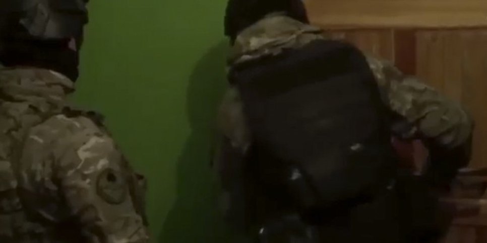 Фото: Спецназ ломает дверь в квартиру верующих (г. Полярный, 18 апреля 2018 г.)
