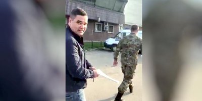 사진: 수갑을 찬 발레리 샬레프. 스몰렌스크(2019년 4월)