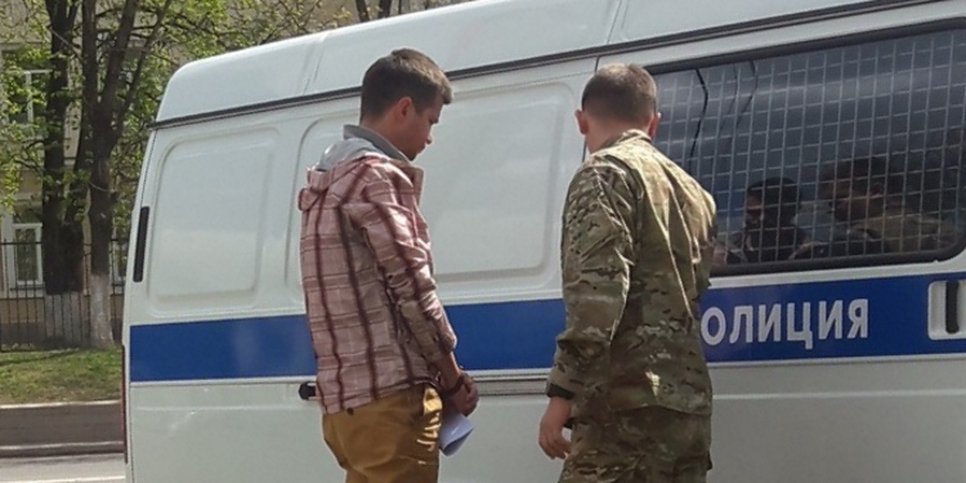 Photo: Yevgeny Deshko in handcuffs. Smolensk (May 2019)
