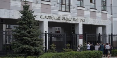 Foto: Vor der Berufungsverhandlung von Dennis Christensen (Mai 2019)