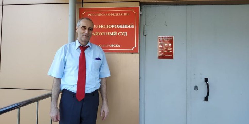 Foto: Valery Moskalenko vicino al tribunale di Khabarovsk
