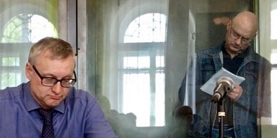 사진: 변호사 아르투르 레온티예프(전경)