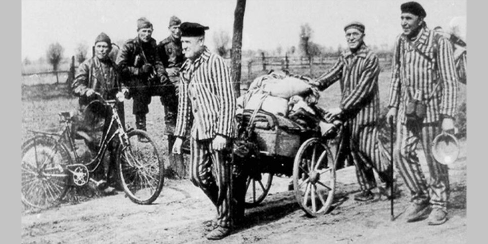 Фото: узники концлагеря Заксенхаузен после освобождения в 1945 году