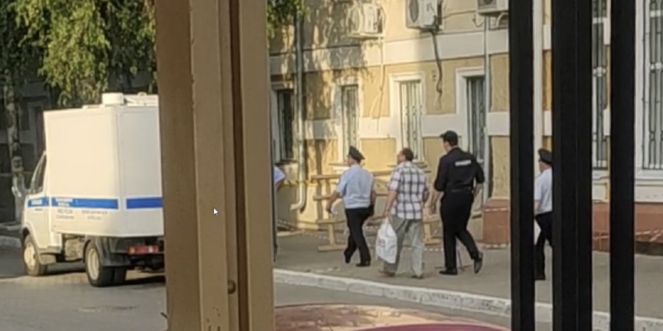 图：警察护送一名信徒上稻田车。沃罗涅日（2020年7月）