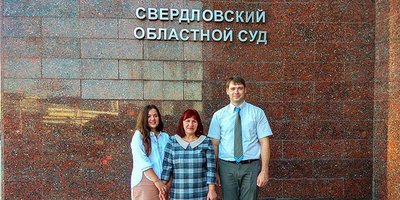 Alexander Pryanikov, Venera and Daria Dulov at the building of the Sverdlovsk Regional Court. August 6, 2020