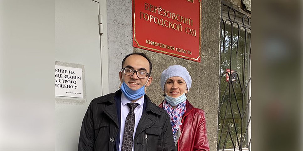 На фото: Хасан Когут с супругой у здания суда. 10 сентября 2020 г.