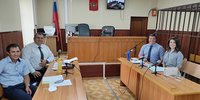 En la foto, de izquierda a derecha: Marat Abdulgalimov, Arsen Abdullaev, Anton Dergalev y Mariya Karpova en la sala del tribunal. septiembre 21, 2020