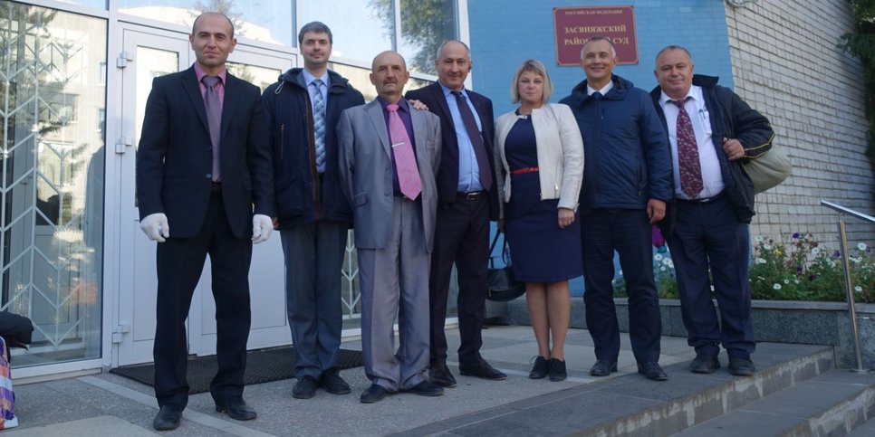 写真:ザスヴィヤジスキー地方裁判所の建物の前で評決の後、弁護士と一緒に信者。ウリヤノフスク。2020年10月8日