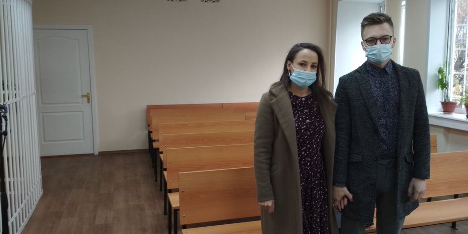 Фото: Валерия и Сергей Райман в зале суда, октябрь 2020 года