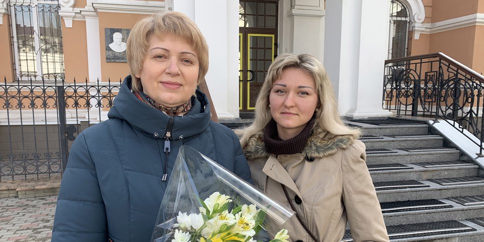 На фото: Галина Паркова с дочерью Евгенией около здания областного суда г. Ростова-на-Дону, март 2021 года