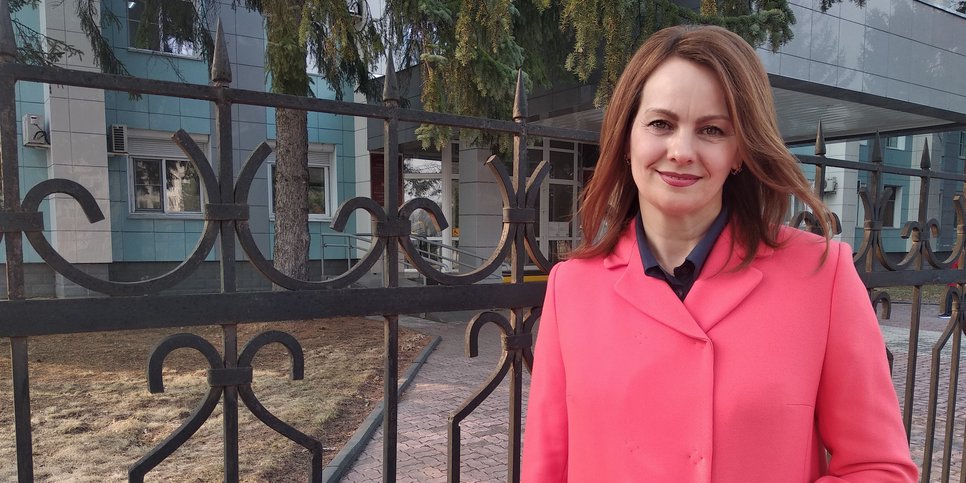 In the photo: Elena Reyno-Chernyshova near the courthouse. Birobidzhan, April 22, 2021