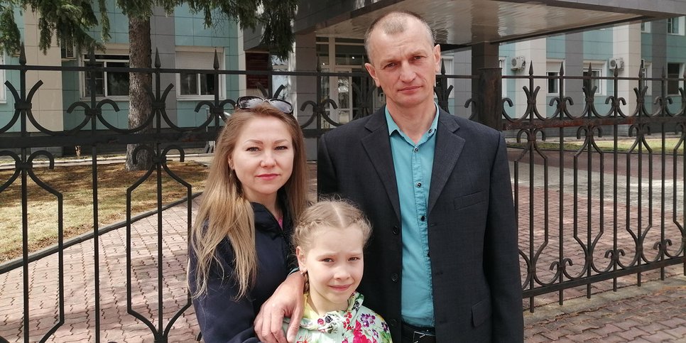 На фото: Игорь Царёв с женой и дочкой в день апелляции. Биробиджан, 29 апреля 2021 года