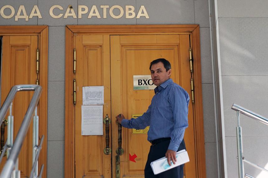 Рустам Сеидкулиев у входа в здание суда