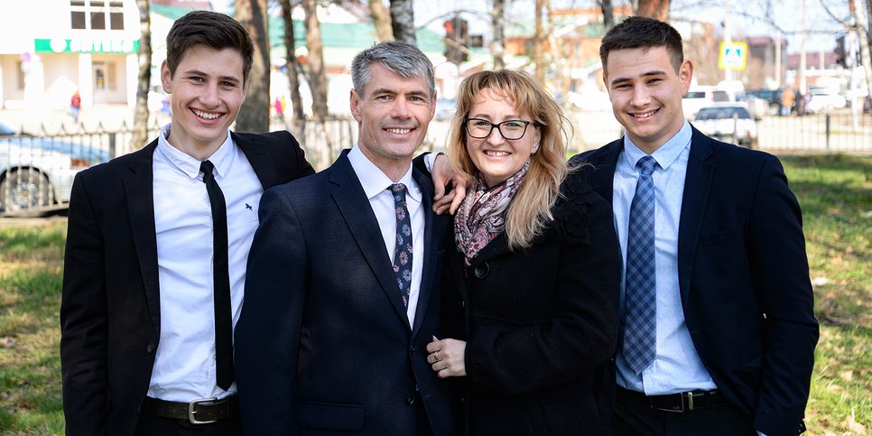 На фото: Олег Данилов с семьей