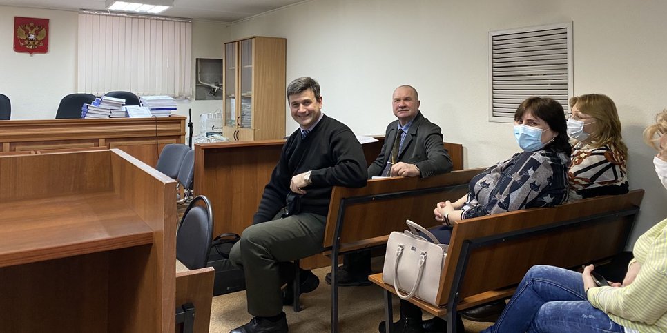 Foto: Alexander Bondarchuk e Sergey Yavushkin presso il tribunale distrettuale Zavodsky di Kemerovo, aprile 2021