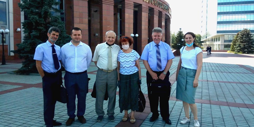 Near the building of the Moscow Regional Court before the appeal hearing