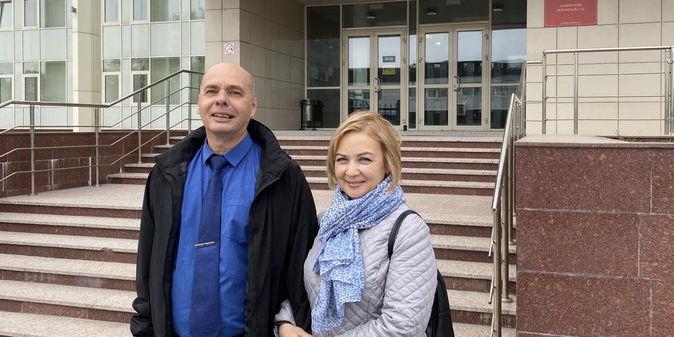 维塔利·波波夫（Vitaliy Popov）和他的妻子娜塔莉亚（Nataliya）在法院外