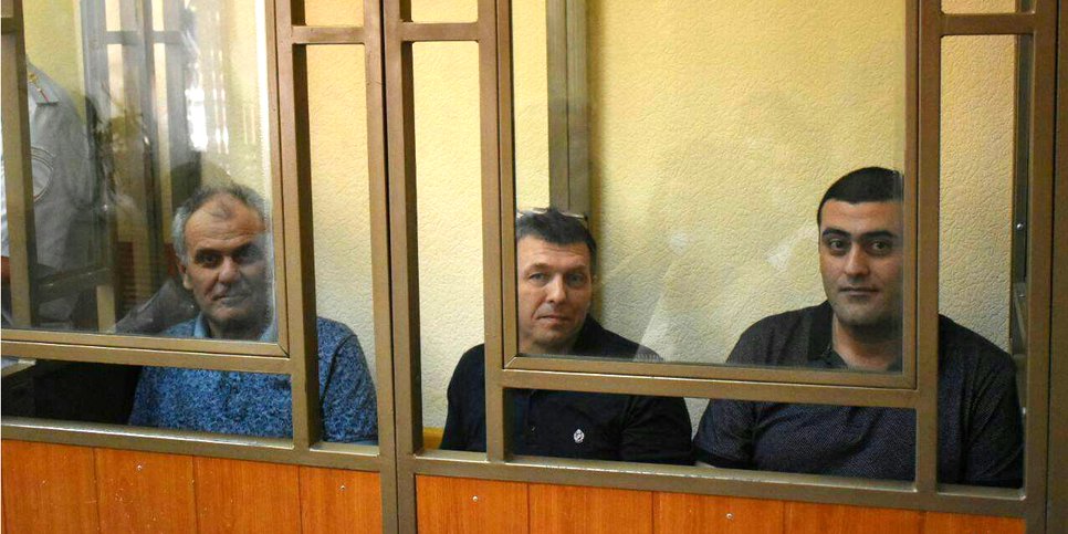 Auf dem Foto: Vilen Avanesov, Alexander Parkov, Arsen Avanesov im Gerichtssaal, Juli 2021