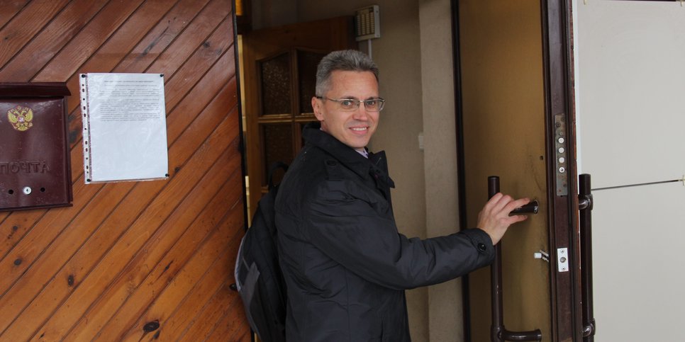 Alexeï Khabarov à la sortie du bâtiment du tribunal du district de Porkhovski. Octobre 2020
