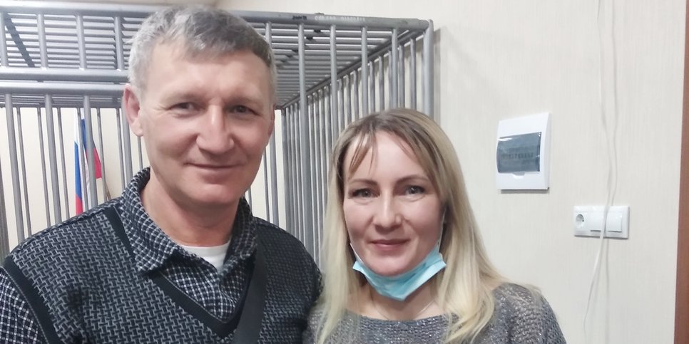 In the photo: Anastasia Guzeva with her husband on the day of the appeal