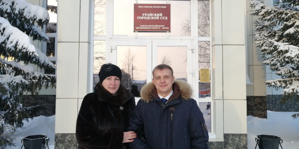In the photo: Andrey Sazonov with his wife on the day of the verdict