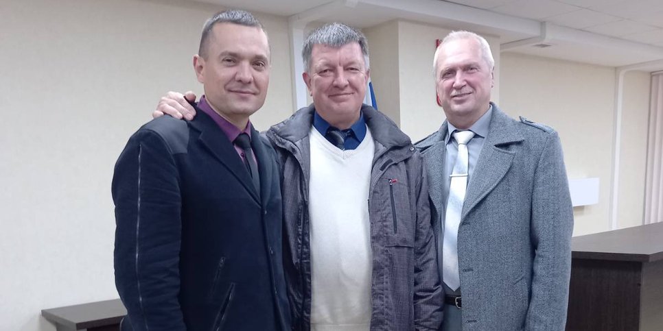De gauche à droite : Artur Netreba, Aleksandr Kostrov, Viktor Bachurin au tribunal