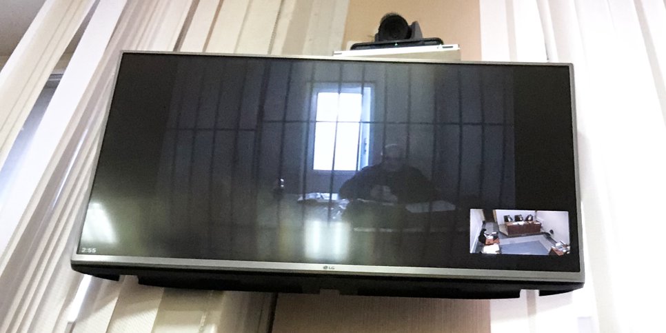 In the photo: Yuriy Savelyev on the monitor from the pre-trial detention center at the appeal