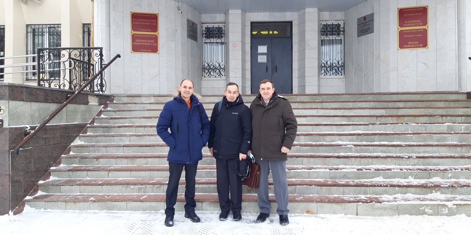 Da sinistra a destra: Vladimir Dutkin, Valeriy Yakovlev e Vladimir Chesnokov al palazzo di giustizia. Cheboksary. Febbraio 2022