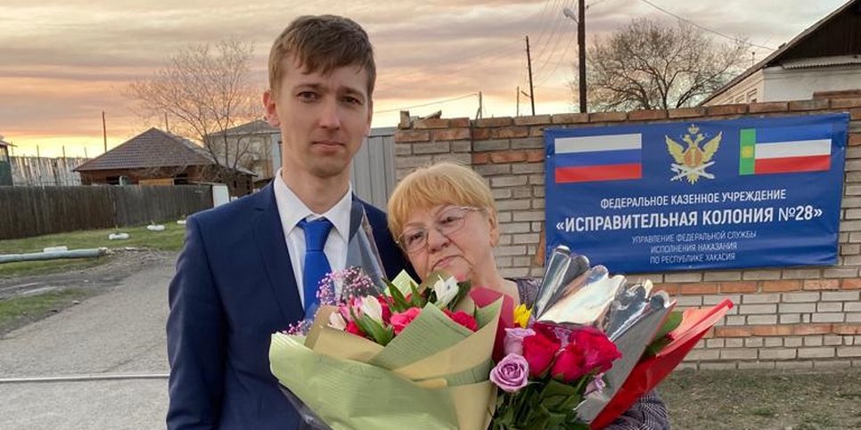 Valentina Baranovskaya con el abogado Artur Ganin inmediatamente después de su liberación. Mayo 2022