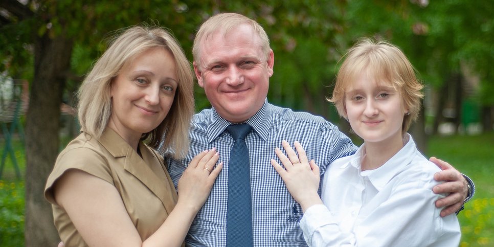 Pavel Popov con su esposa e hija el día de la sentencia