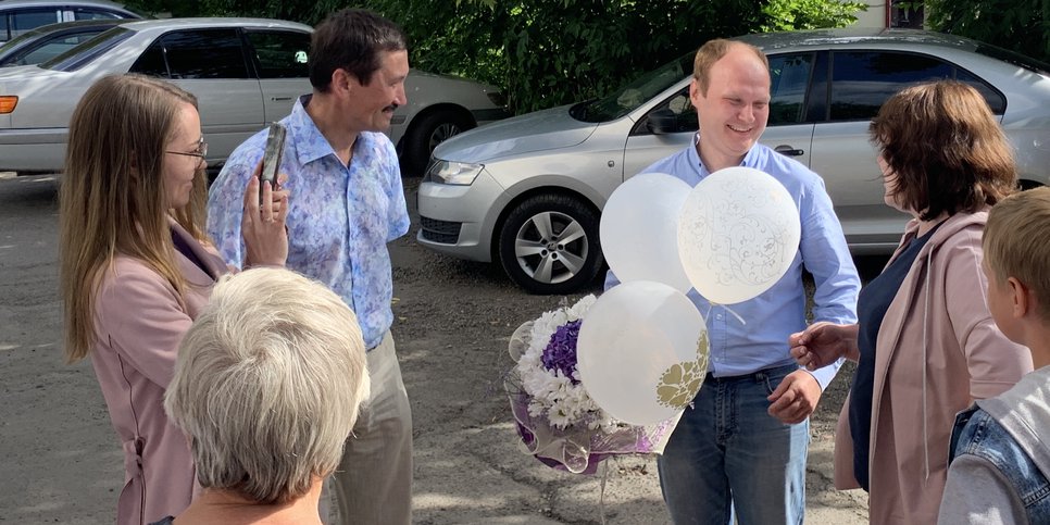 In the photo: Andrey Ledyaykin was released from the pre-trial detention center after his sentence was commuted