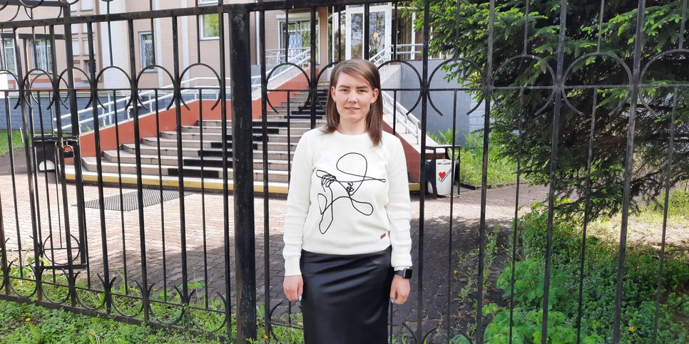 Татьяна Шольнер возле здания суда, май 2021 года