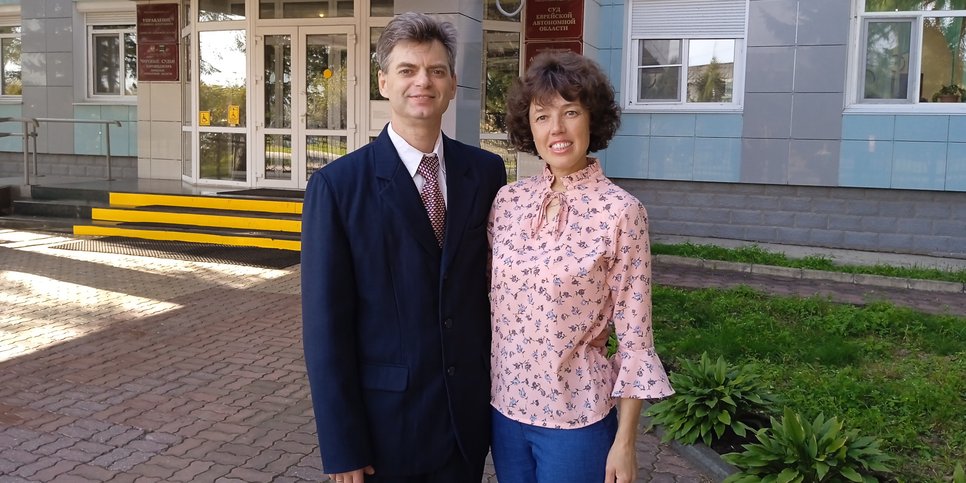 Наталья Кригер с супругом Валерием у здания суда