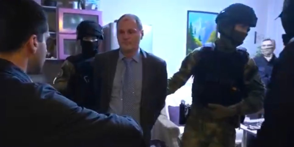 На фото: обыск в квартире верующих в Тольятти (сентябрь 2022)