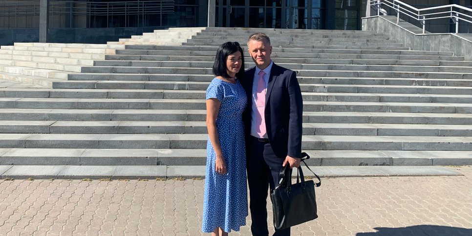 Smelov Alexey with his wife Irina at the courthouse. September 27, 2022
