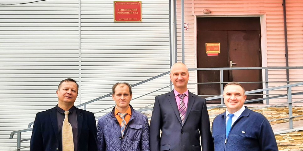 En la foto: Sergey Yuferov, Mikhail Burkov, Vladimir Bukin y Valery Slashchev cerca del Tribunal de Distrito de Tyndinsky de la región de Amur. Septiembre, 2022