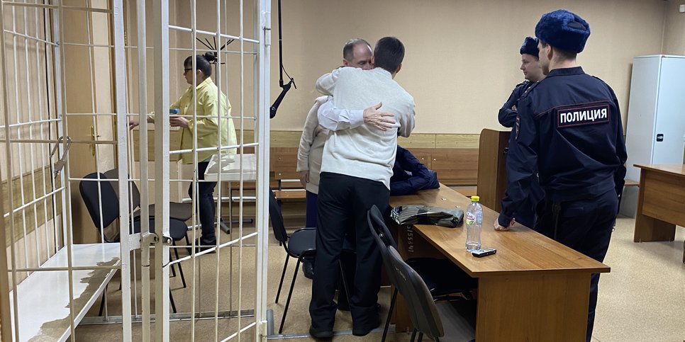 In the photo: Alexander Seredkin saying goodbye to his son, Novosibirsk, November 2022