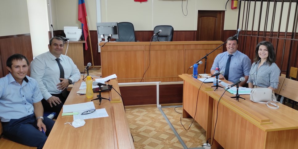 En la foto, de izquierda a derecha: Marat Abdulgalimov, Arsen Abdullaev, Anton Dergalev y Mariya Karpova en la sala del tribunal. septiembre 21, 2020