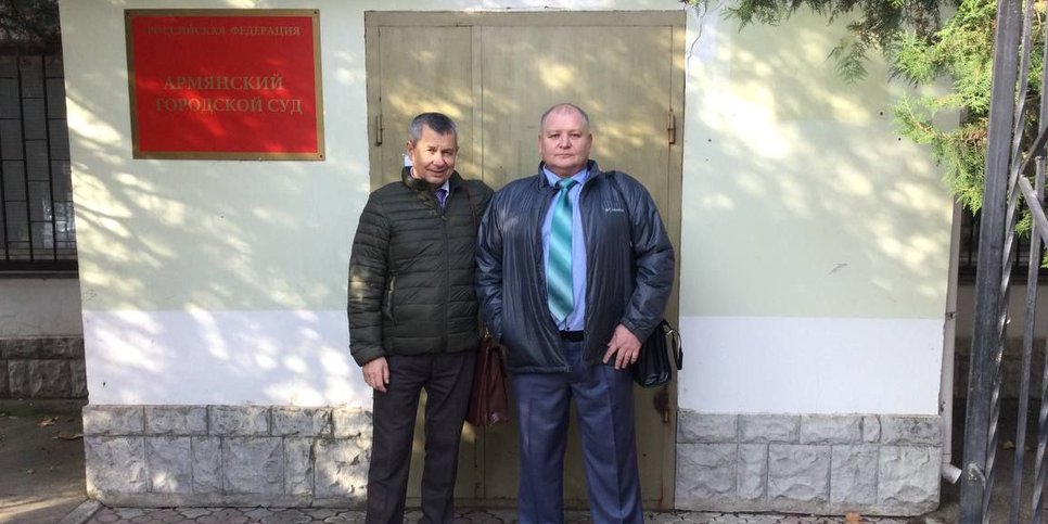 Alexandr Litvinyuk y Alexandr Dubovenko cerca del edificio del tribunal