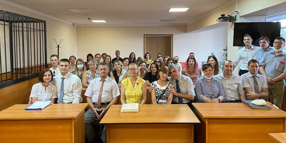 Los acusados con sus familiares y amigos poco antes de que se anunciara el veredicto (Saransk, agosto de 2022)