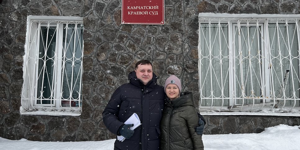 Дмитрий Семёнов с супругой Надеждой у здания суда. Февраль 2023 года