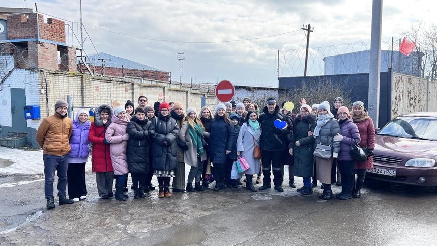 Aleksandr Shcherbina ystäviensä kanssa päivänä, jolloin hän vapautui rangaistussiirtolasta. helmikuu 22, 2023