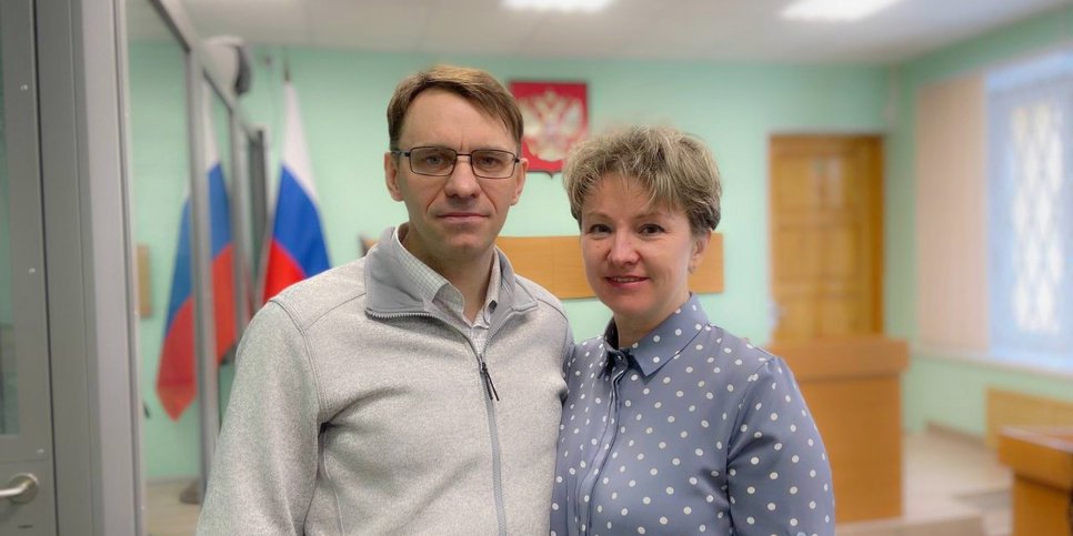 Denis Merkulov con su esposa Natalia el día de la sentencia