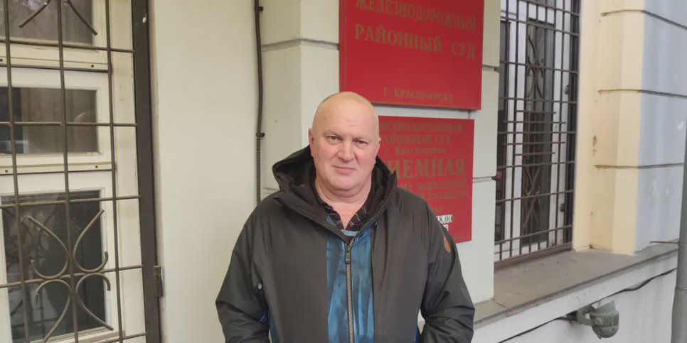 Igor Gusev near the Zheleznodorozhny District Court of Krasnoyarsk on the day of sentencing