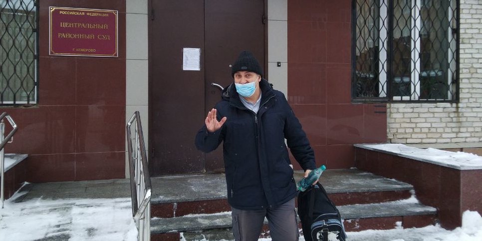 Sergey Ananin cerca del edificio del tribunal. Marzo 2021
