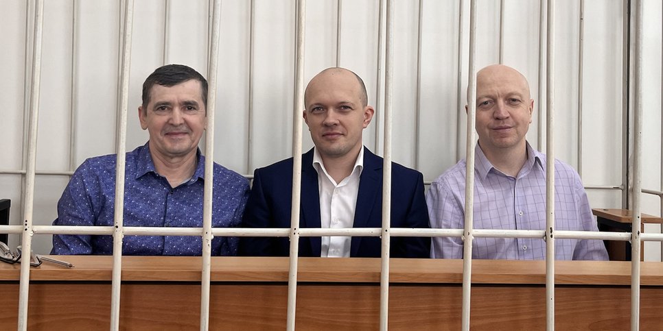 Da esquerda para a direita: Sergey Kosyanenko, Rinat Kiramov e Sergey Korolev no tribunal